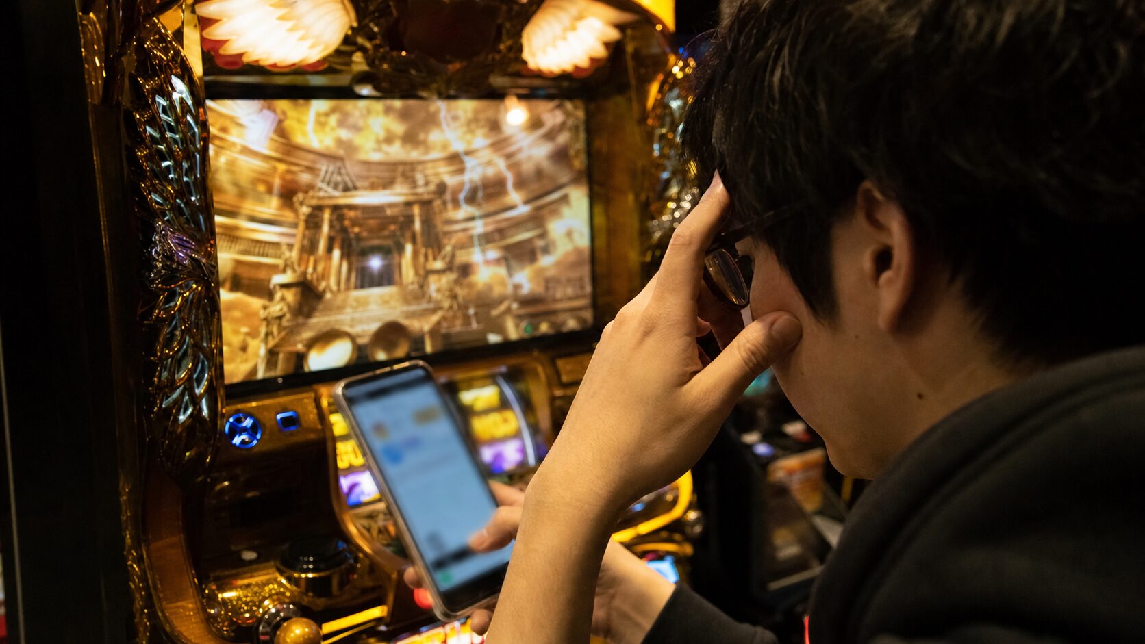 G-ZONEとZ-ZONEの違いをスマホで確認しながら慎重に判断する場面